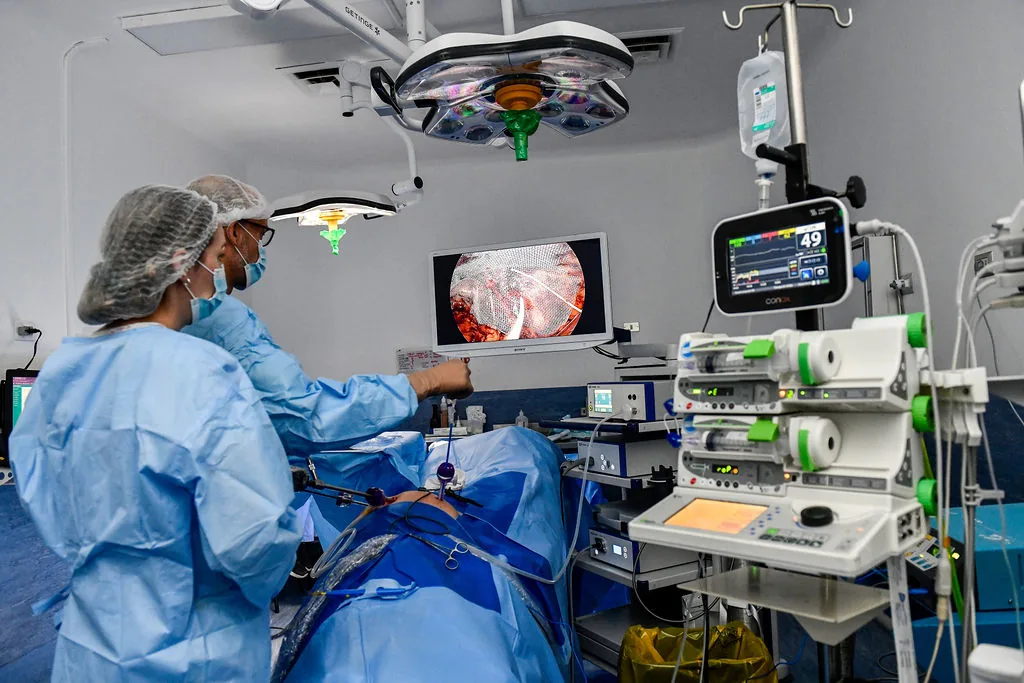 Equipo clínico y equipamiento laparoscópico en pabellón